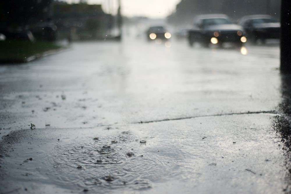 La pluie représente un danger sur la route, quelle que soit la saison. La pluie représente un danger sur la route, quelle que soit la saison.
