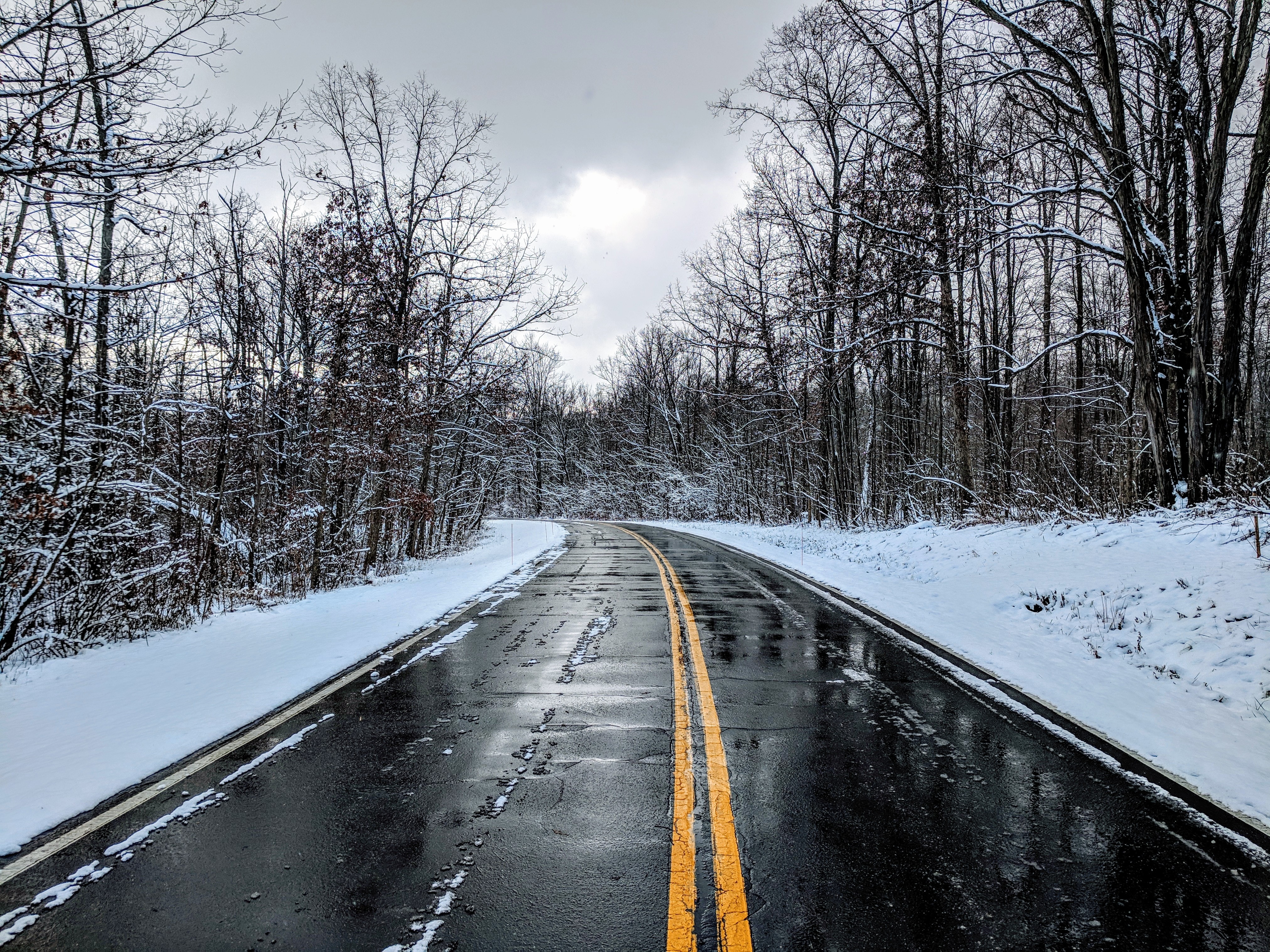 Les pneus d'hiver sont également contrôlés pour la conduite sur des surfaces mouillées ou couvertes de neige fondue