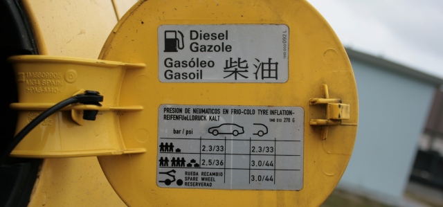 Vous pouvez consulter le niveau de pression approprié à votre voiture par exemple sur la trappe à carburant.