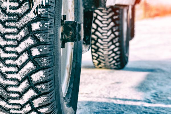 La norme de la route enneigée oblige les automobilistes à utiliser des équipements antidérapants.