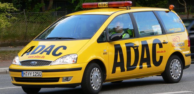 Adac réalise des tests spéciaux pour évaluer des pneumatiques.
