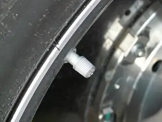 À quel point les bouchons de valve doivent-ils être serrés ?