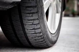 Comment vérifier la profondeur de la bande de roulement des pneus : Le test  du sou noir