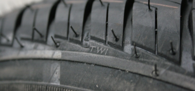 L'usure des pneus – le symbole TWI informe sur l'usure des pneus arrivée a 1,6 mm.