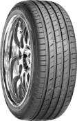 Gros plan de la bande de roulement Roadstone N`FERA SU1 225/40 R19 93 Y XL