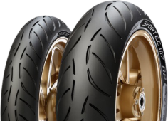 Gros plan de la bande de roulement Metzeler Sportec M7 RR 130/70ZR16 (61 W) Avant TL M/C