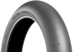 Gros plan de la bande de roulement Bridgestone V02 90/580 R17 W Avant TL Medium