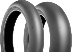 Gros plan de la bande de roulement Bridgestone V02 120/605 R17 Avant TL NHS Soft