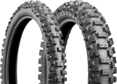 Gros plan de la bande de roulement Bridgestone X30 70/100-19 42 M Avant TT