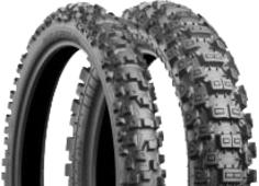 Gros plan de la bande de roulement Bridgestone X40 110/100-18 64 M Arrière TT NHS