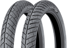 Gros plan de la bande de roulement Michelin CITY PRO 50/100-17 30 P TT M/C RF