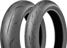 Gros plan de la bande de roulement Bridgestone BT RS10 140/70 R17 66 H Arrière TL