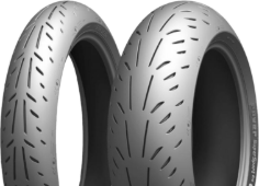 Gros plan de la bande de roulement Michelin Power Cup EVO 150/60ZR17 66 W Arrière TL M/C