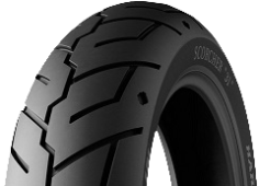 Gros plan de la bande de roulement Michelin Scorcher 31 110/90 B19 62 H Avant TL M/C