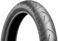 Gros plan de la bande de roulement Bridgestone Battlax Adventure A41 110/80 R19 59 V Avant TL
