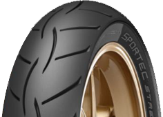 Gros plan de la bande de roulement Metzeler Sportec Street 100/90-14 57 P Arrière TL M/C reinf
