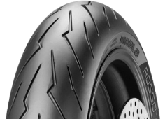Gros plan de la bande de roulement Pirelli Diablo Rosso Scooter 120/70 R16 57 H Avant TL M/C