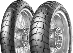 Gros plan de la bande de roulement Metzeler Karoo Street 150/70 R18 70 H Arrière TT M/C