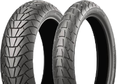 Gros plan de la bande de roulement Bridgestone Battlax Adventurecross Scrambler AX41S 120/70 R19 60 H Avant TL