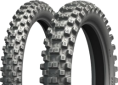 Gros plan de la bande de roulement Michelin Tracker 90/90-21 54 R Avant TT