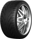 Gros plan de la bande de roulement Kenda Kaiser KR20A 265/35 R18 93 W E-mark