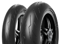 Gros plan de la bande de roulement Pirelli Diablo Rosso IV 200/60ZR17 80 W Arrière TL M/C