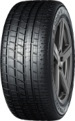 Gros plan de la bande de roulement Yokohama HF type-D A008P 245/45 R16 94 W ZR, N0
