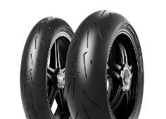 Gros plan de la bande de roulement Pirelli Diablo Rosso IV Corsa 120/70ZR17 (58 W) Avant TL