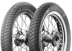 Gros plan de la bande de roulement Michelin Anakee Street 90/90-17 49 S Avant/Arrière TL M/C RF