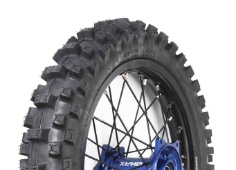 Gros plan de la bande de roulement Deli Tire Maxi Grip SG1-R SB-156 90/100-16 51 M Arrière TT NHS