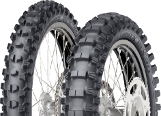 Gros plan de la bande de roulement Dunlop Geomax MX34 90/100-14 49 M Arrière TT