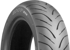 Gros plan de la bande de roulement Bridgestone B02 130/70-16 61 P Arrière TL M/C G