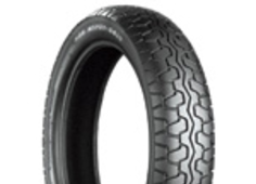Gros plan de la bande de roulement Bridgestone G 510 3.00-18 52 P Arrière TT M/C RF