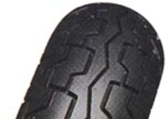 Gros plan de la bande de roulement Bridgestone G 511 2.75-18 42 P Avant TT M/C