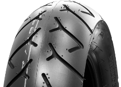 Gros plan de la bande de roulement Bridgestone G 702 170/80-15 77 S Arrière TT M/C