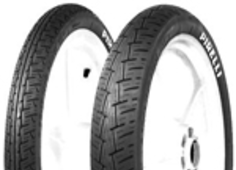 Gros plan de la bande de roulement Pirelli City Demon 2.75-18 42 P Avant TL M/C
