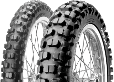 Gros plan de la bande de roulement Pirelli MT 21 Rallycross 130/90-18 69 R Arrière TT M/C