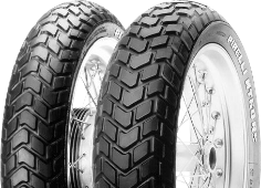 Gros plan de la bande de roulement Pirelli MT 60 RS 150/80 B16 77 H Arrière TL M/C reinf