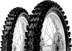 Gros plan de la bande de roulement Pirelli Scorpion MX Mid Soft 32 80/100-14 40 M Avant TT NHS