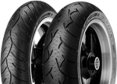 Gros plan de la bande de roulement Metzeler FeelFree Wintec 160/60 R15 67 H Arrière TL M/C M+S