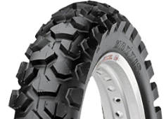 Gros plan de la bande de roulement Maxxis M6006 Dual Sport 130/80-17 65 S Arrière TT M/C