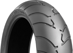 Gros plan de la bande de roulement Bridgestone BT 028 200/50 R18 76 V Arrière TL M/C G