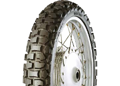 Gros plan de la bande de roulement Maxxis M6034 110/80-18 58 P Arrière TT NHS